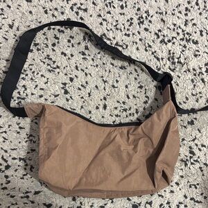 BAGGU medium crescent bag in cocoa